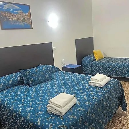 לינה וארוחת בוקר Ines Downtown 4*