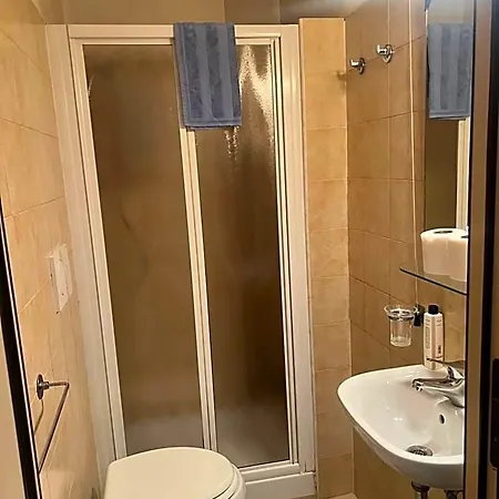 לינה וארוחת בוקר Ines Downtown 4*