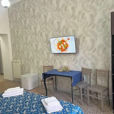 לינה וארוחת בוקר Ines Downtown