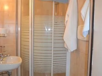 לינה וארוחת בוקר Ines Downtown 4*